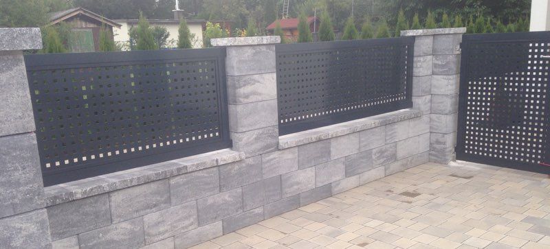 Ein schwarzer Zaun mit dem Lochblech Design